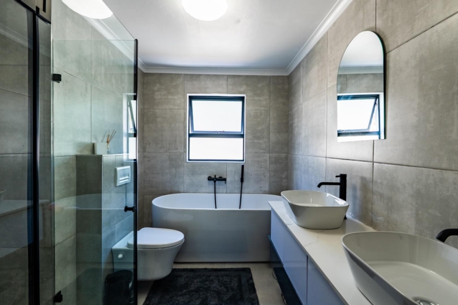 4 Bedroom Property for Sale in La Roche Western Cape
